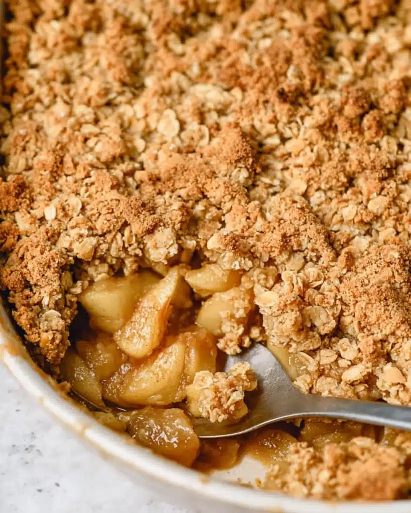 Simple Apple Crumble – Cozy Dessert for Any Occasion 15 Simple apple crumble with golden oat topping and apple filling in dish