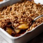 Pioneer Woman Apple Crisp Recipe – Warm, Sweet, and Buttery 14 Golden apple crisp dessert in a ceramic dish with crunchy oat topping and caramelized apples.