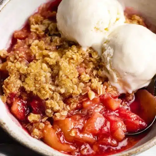 Easy Rhubarb Crisp Recipe That’s Sweet, Tangy, and Comforting 3 Easy rhubarb crisp with buttery crumble topping and vanilla ice cream